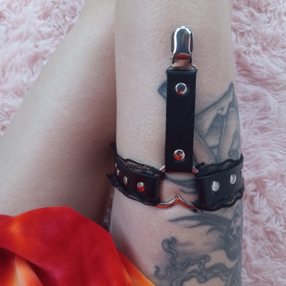Metal heart & lace sexy thigh garter! Adjustable for all sizes! - Picture 2 of 8